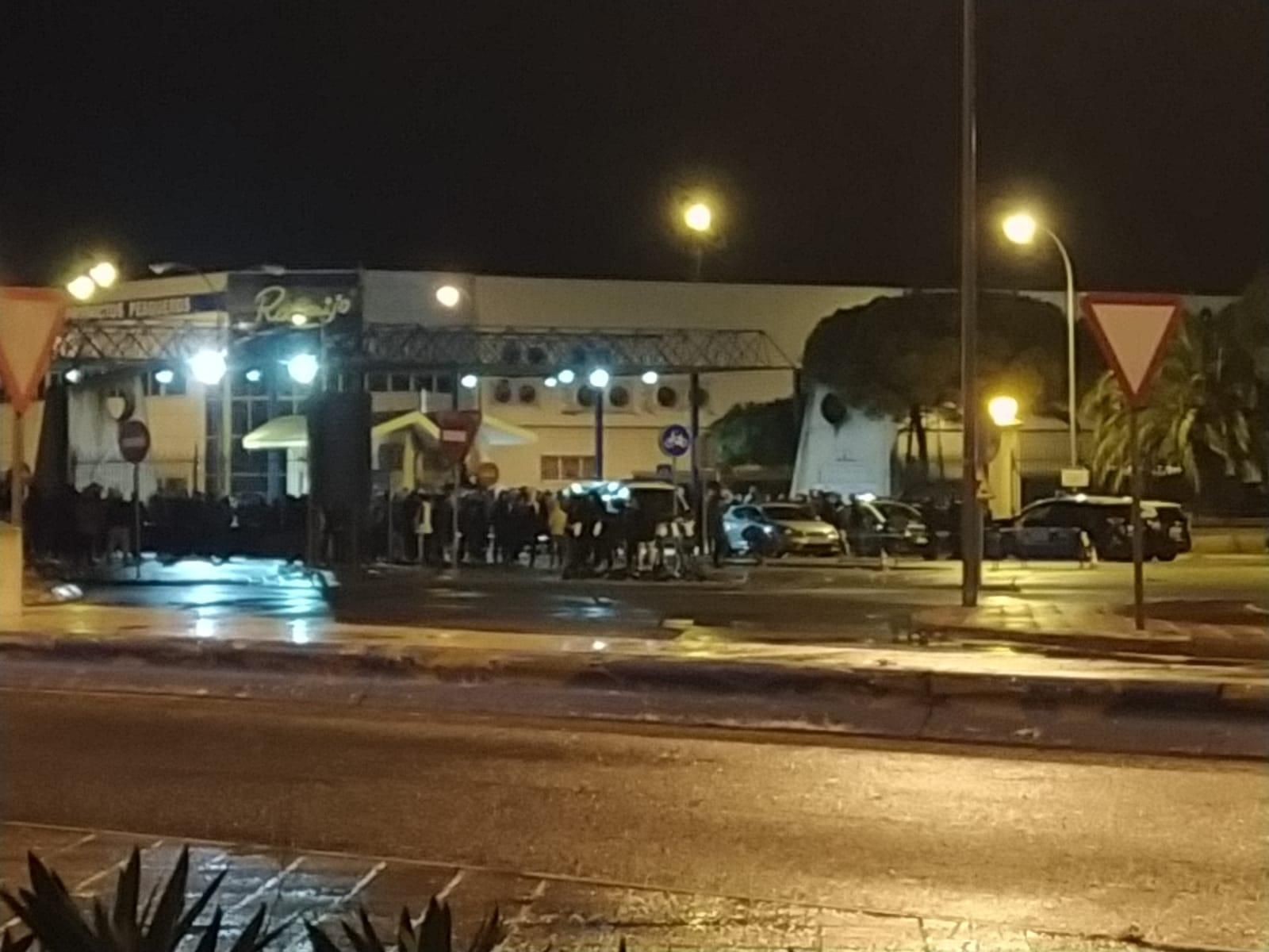 Piquetes de pescadores esta mañana en la lonja de El Puerto.
