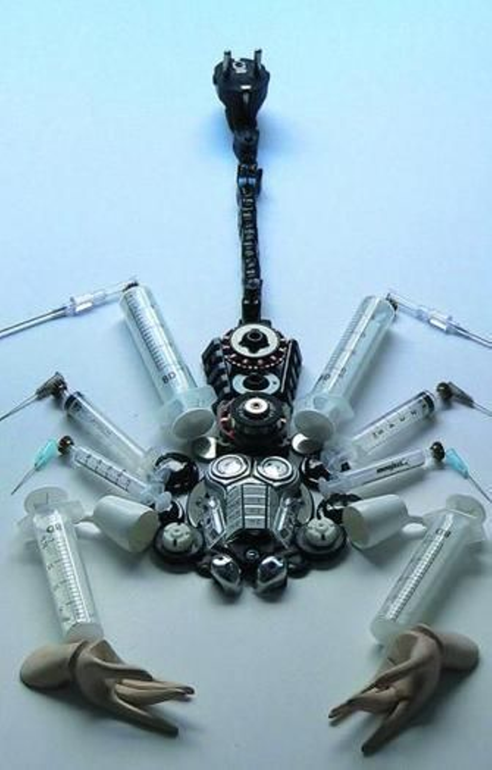 Un escorpión realizado con jeringuillas y un cable.