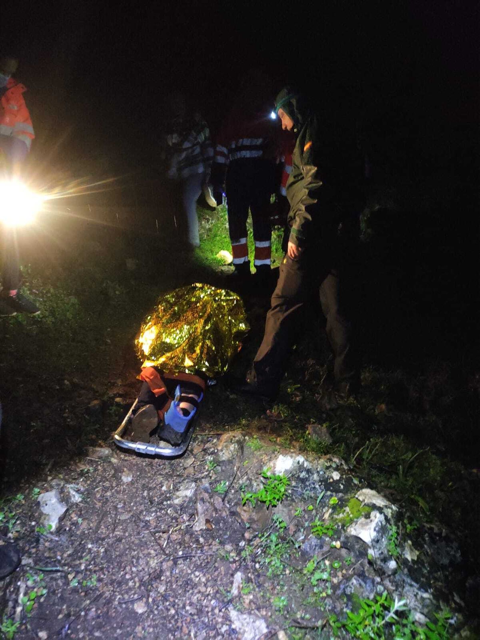 Complicado rescate de la mujer accidentada.