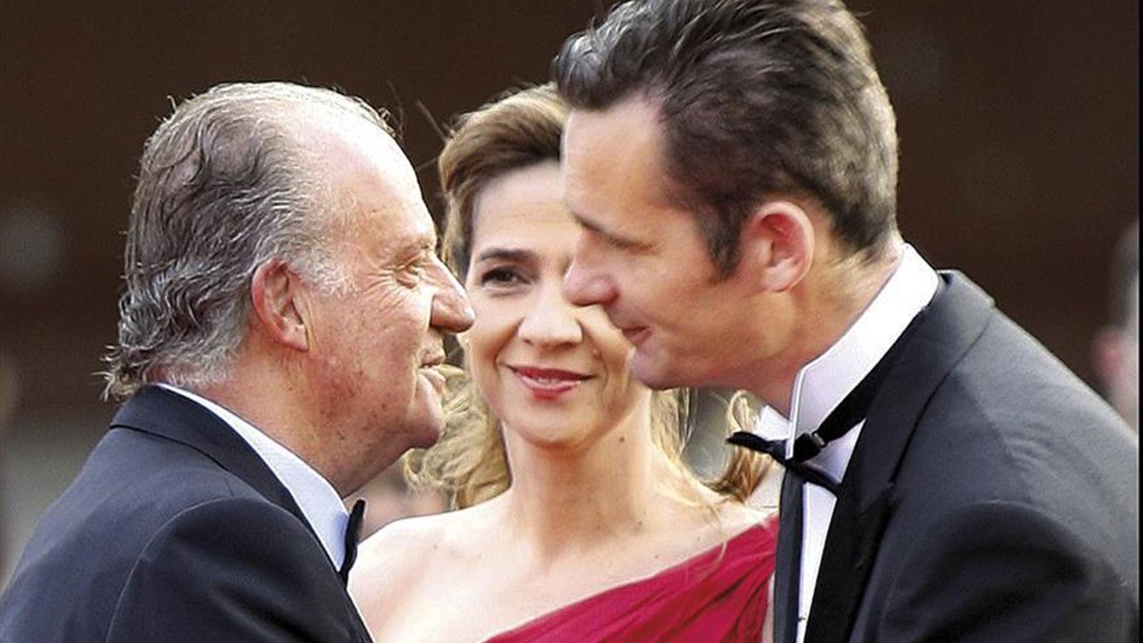 Los entonces duques de Palma saludan al Rey Juan Carlos.