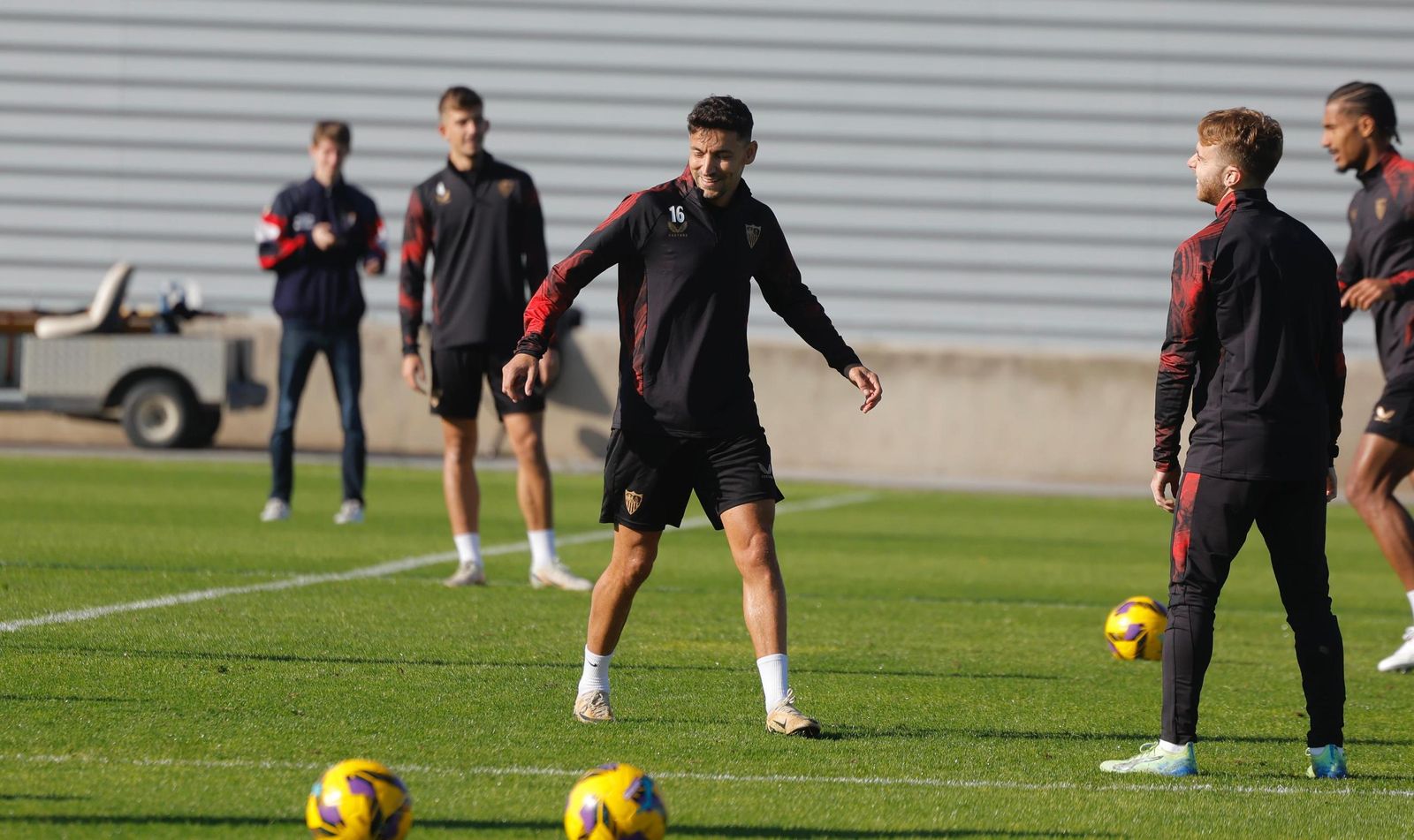 Jesús Navas sonríe ante Peque en el entrenamiento de este viernes.