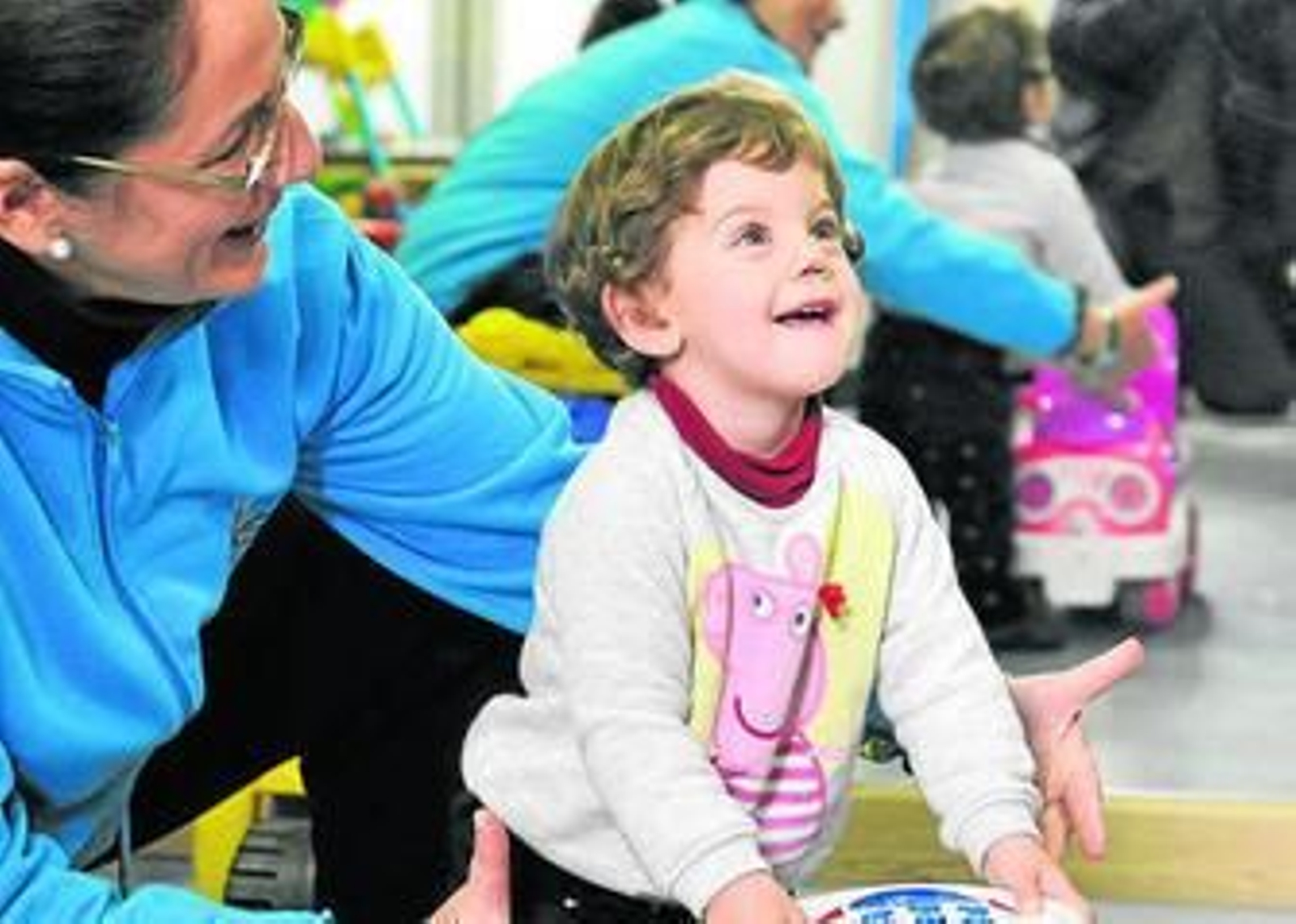 Una de las terapeutas del centro trabaja con una pequeña.