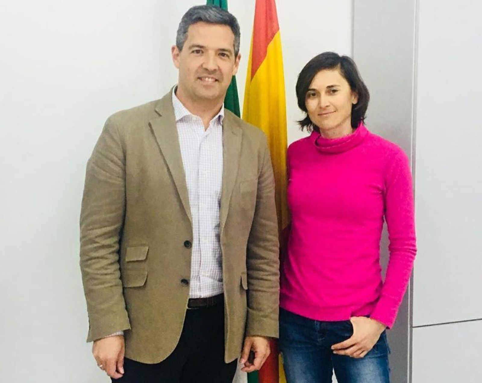 La ciclista roteña Belén López, con el alcalde de la localidad, Javier Ruiz.