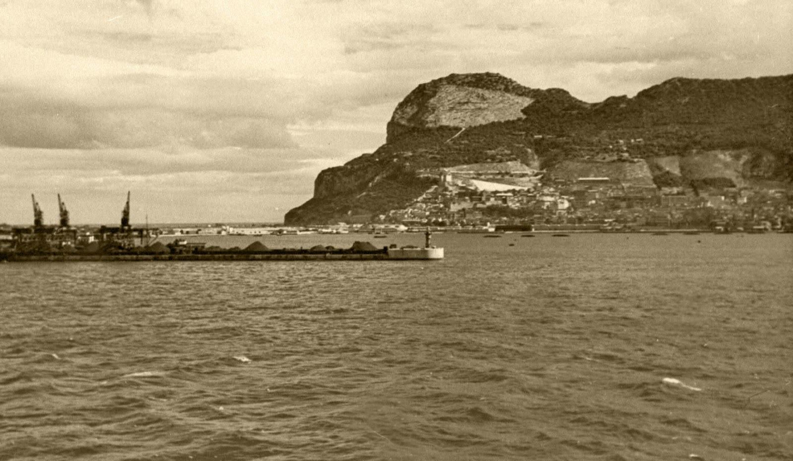 El peligroso acceso norte que los italianos debían seguir para penetrar en el puerto interior. A la izquierda puede verse el extremo oeste del North Mole.