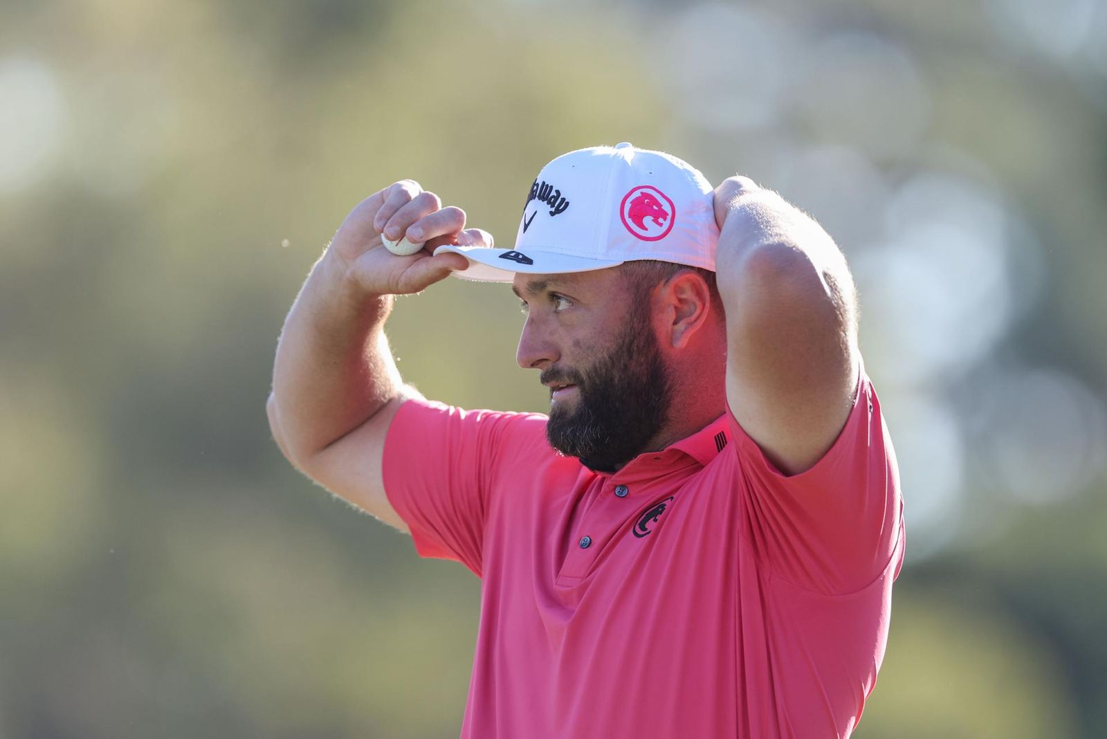 Jon Rahm se ajusta la gorra durante el torneo de Hong Kong.