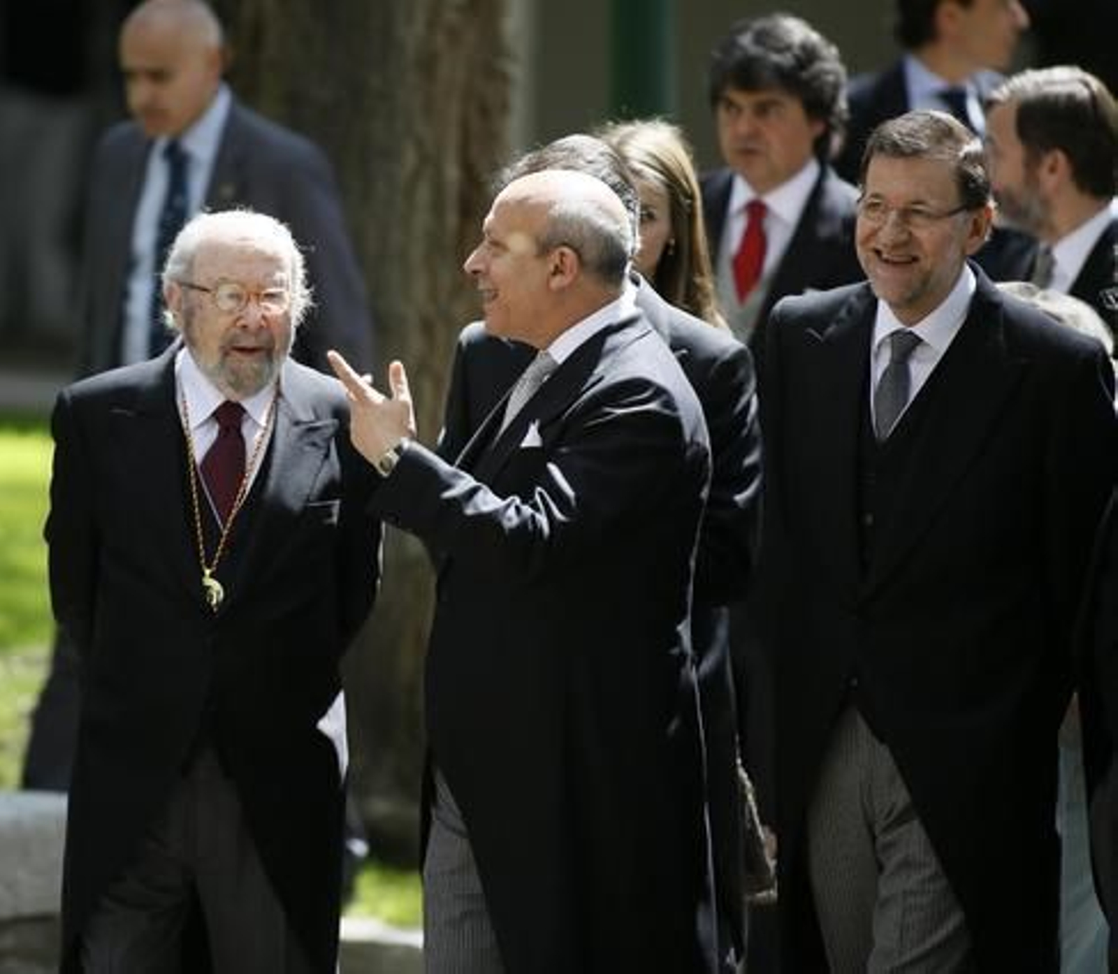 Caballero Bonald conversa con Wert en presencia de Mariano Rajoy. / José Ramón Ladra