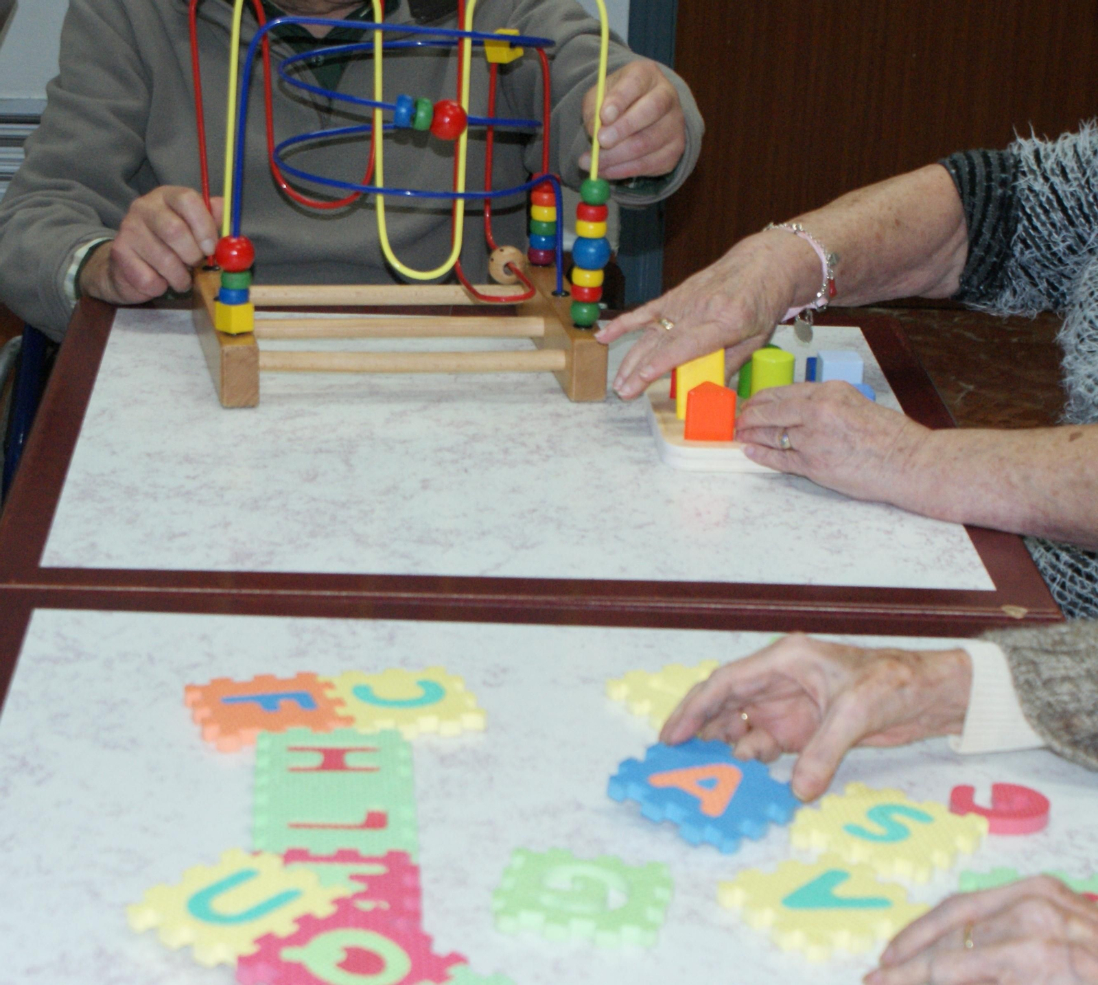 Pacientes realizan algunos de los juegos en la unidad de día.