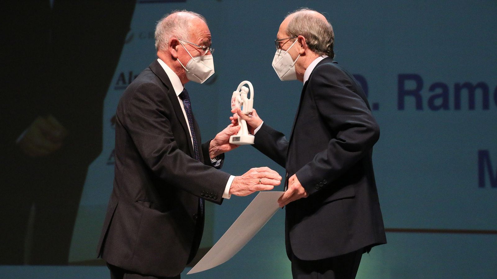 Ramón Fernández Miranda recibiendo el premio de manos de Gabriel Amat