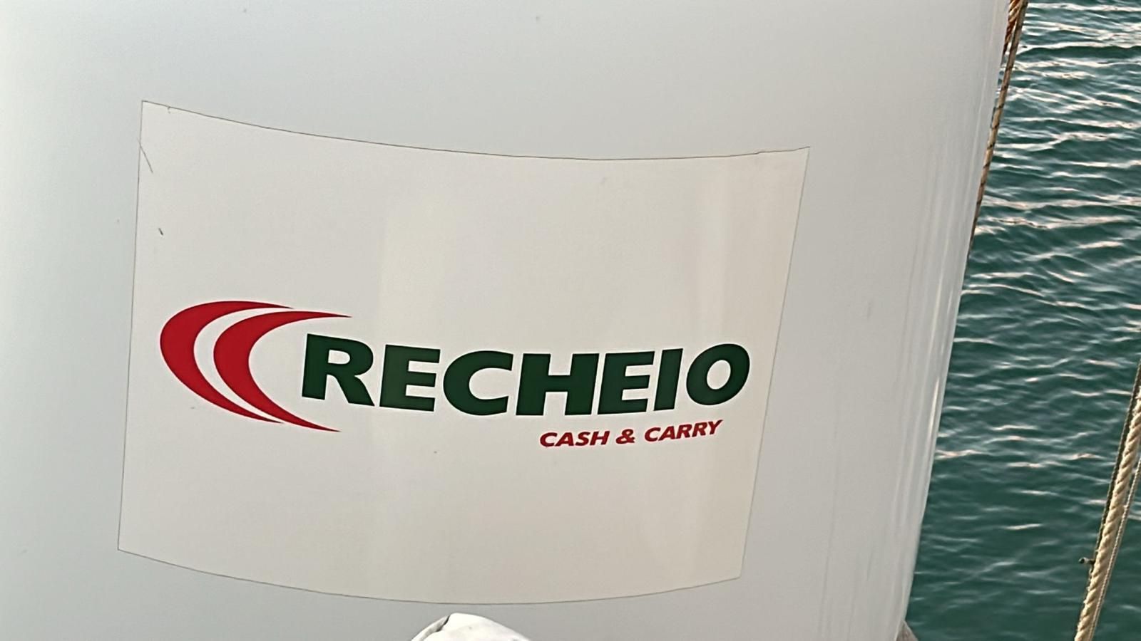 El velero luce el nombre de la cadena de supermercados Recheio, propiedad del dueño de la embarcación Santa María Manuela