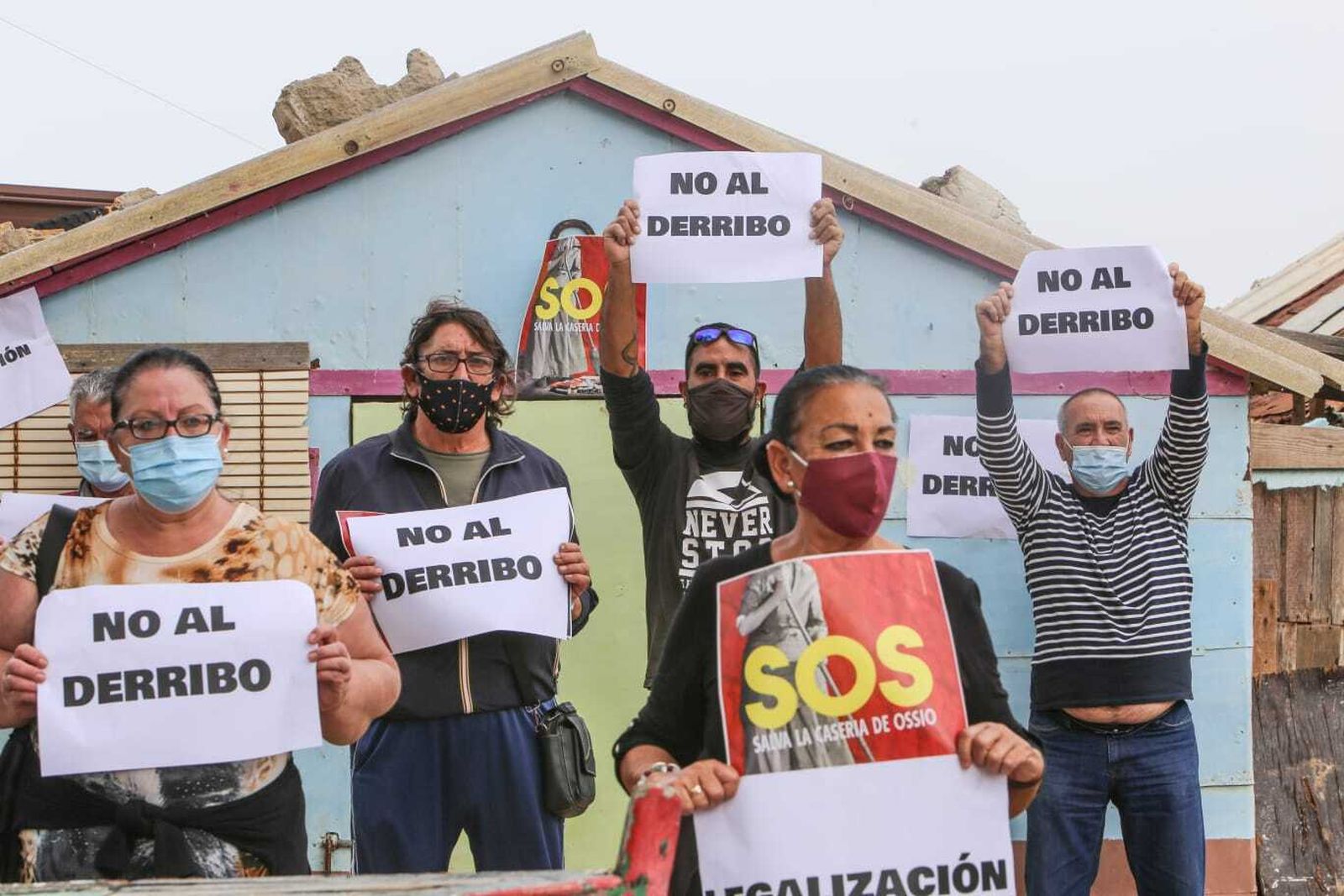 Protesta ante las casetas de la playa de La Casería.