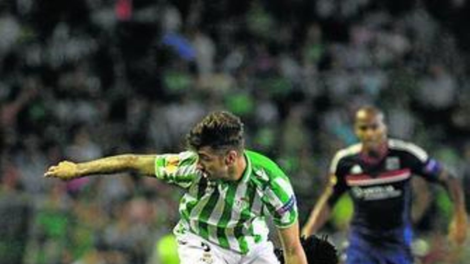 Vadillo se deja el balón atrás en una conducción ante el Lyon.