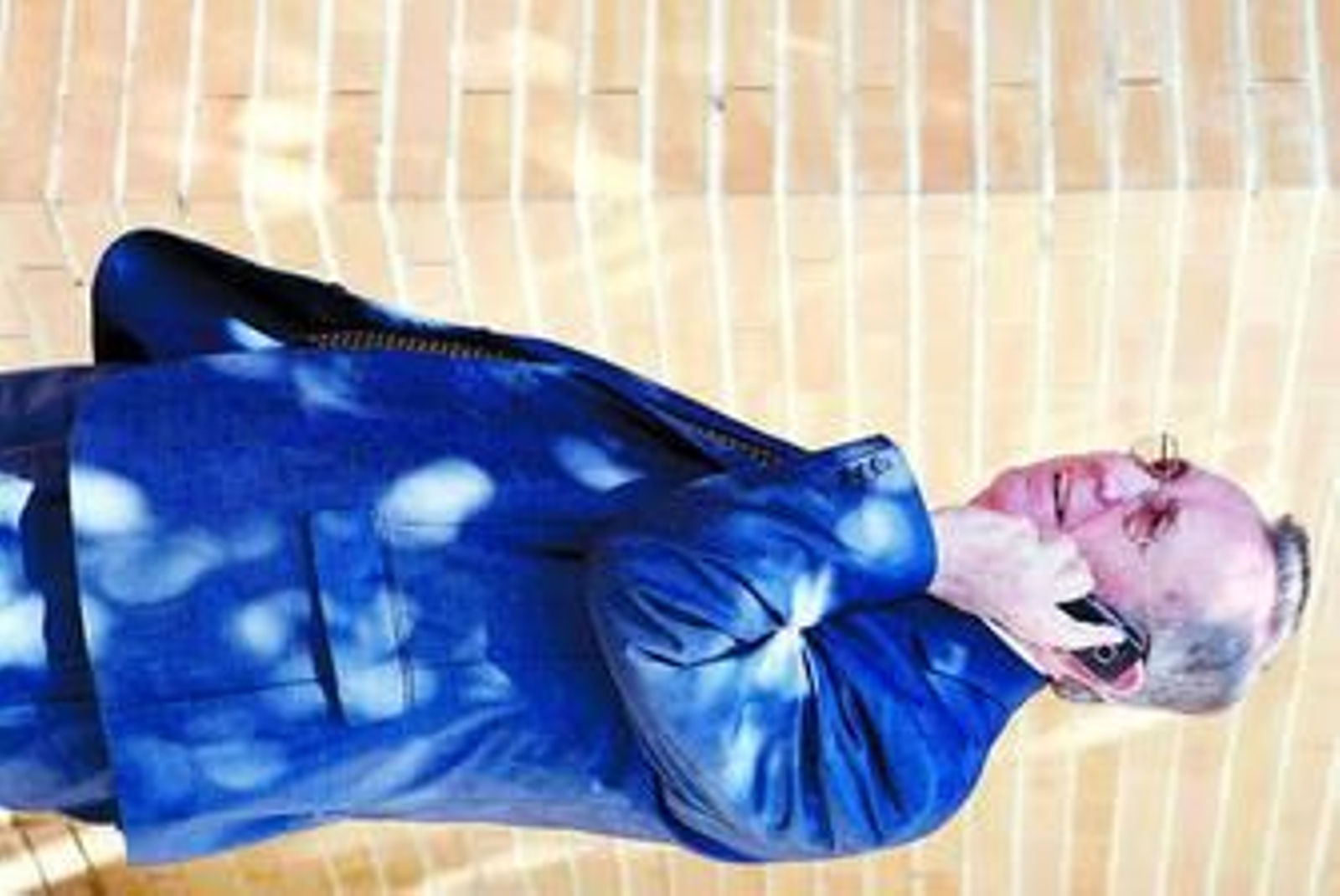 Rafael Campanero atiende una llamada telefónica en El Arcángel, ayer.