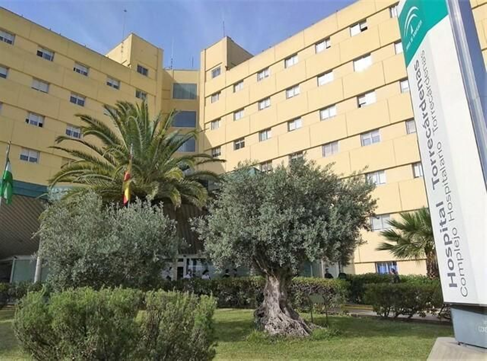 El agredido se encuentran en reanimación en el Hospital Torrecárdenas.