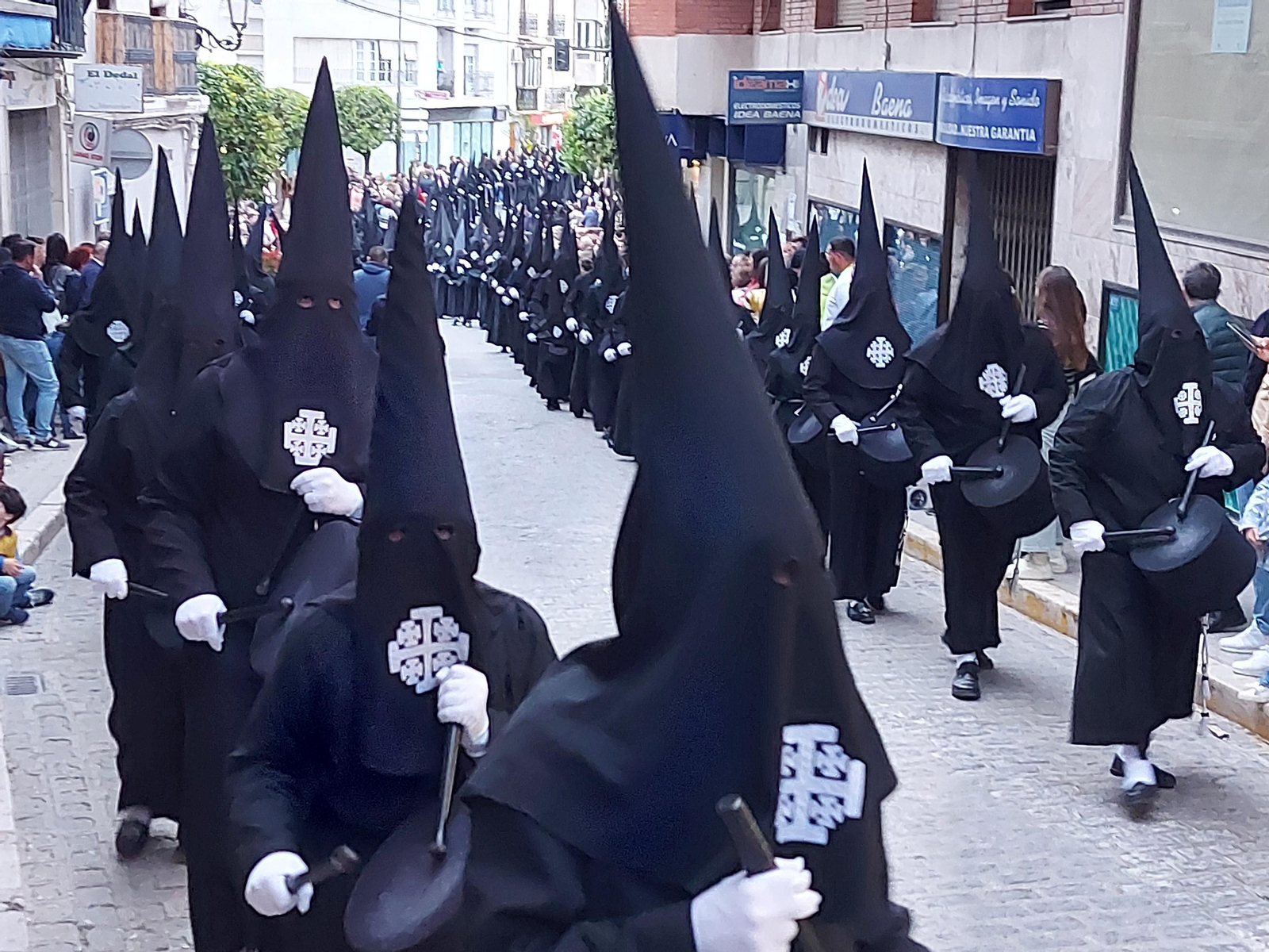 Hermanos de la Cofradía del Dulce Nombre de Jesús, 'Los enlutaos', de Baena.