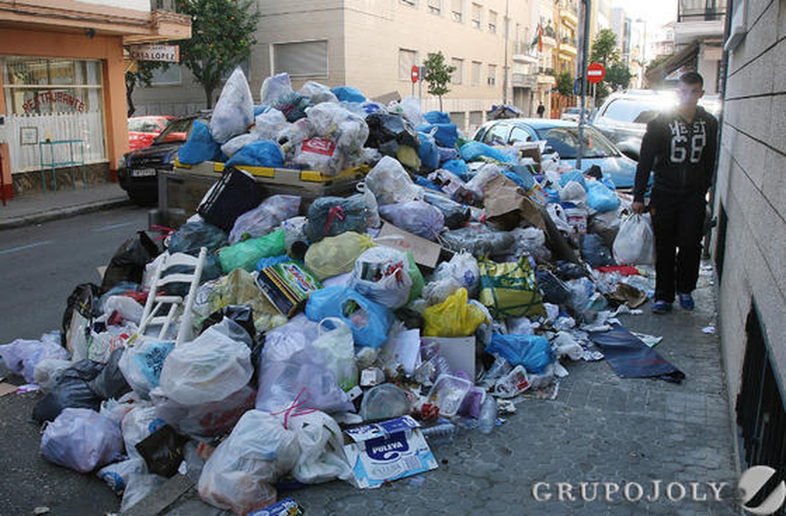 Basura acumulada en calles de Los Remedios tras nueve días de huelga.

Foto: José Ángel García