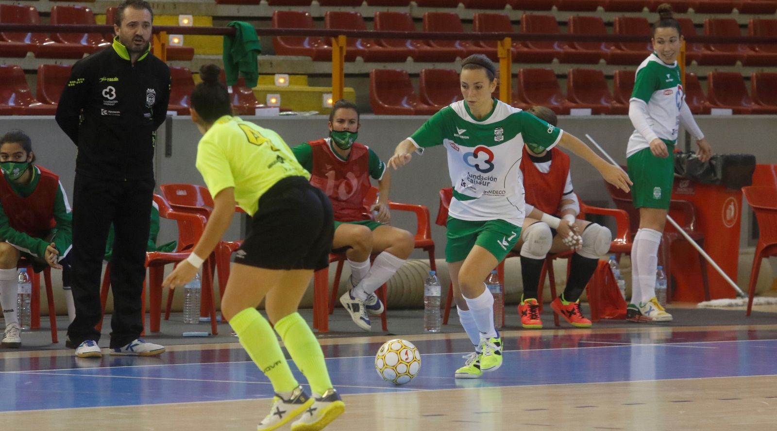 Laura Fernández conduce el balón en un partido del Cajasur Deportivo Córdoba.
