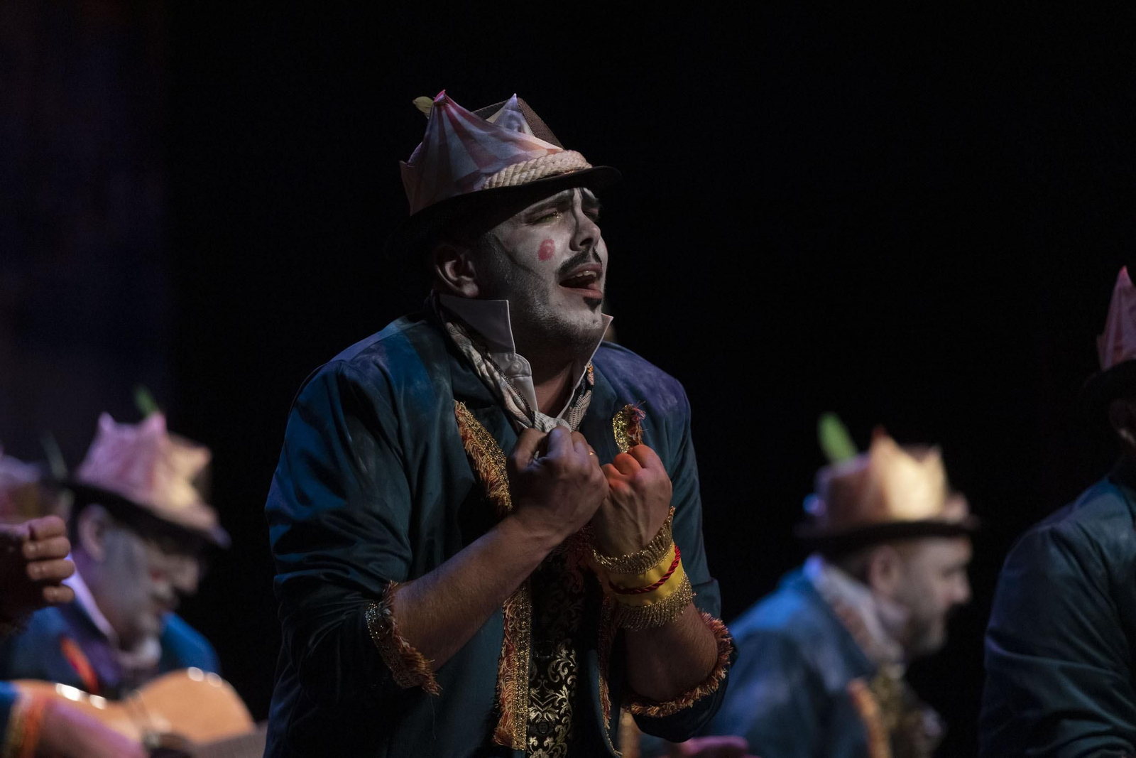 Imágenes de la actuación de la comparsa de Dos Hermanas ‘El teatro’ en el Carnaval Colombino