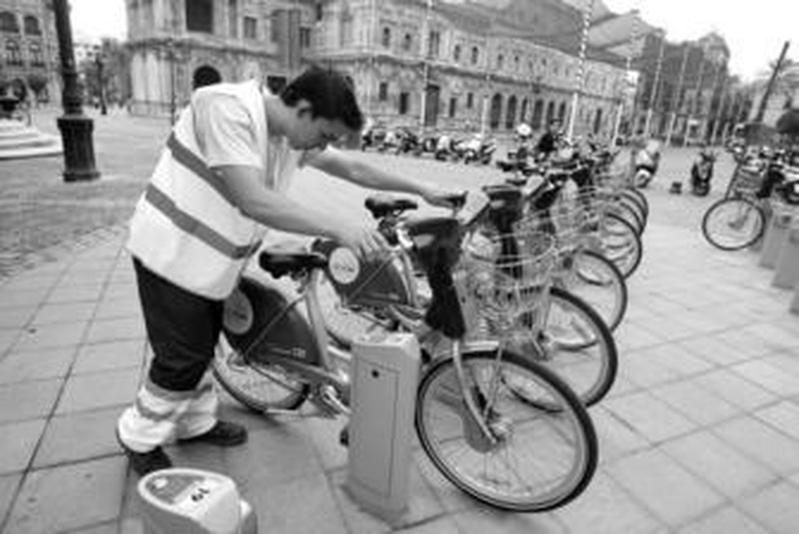 Un joven prueba una bici de alquiler en la Plaza de San Francisco.
