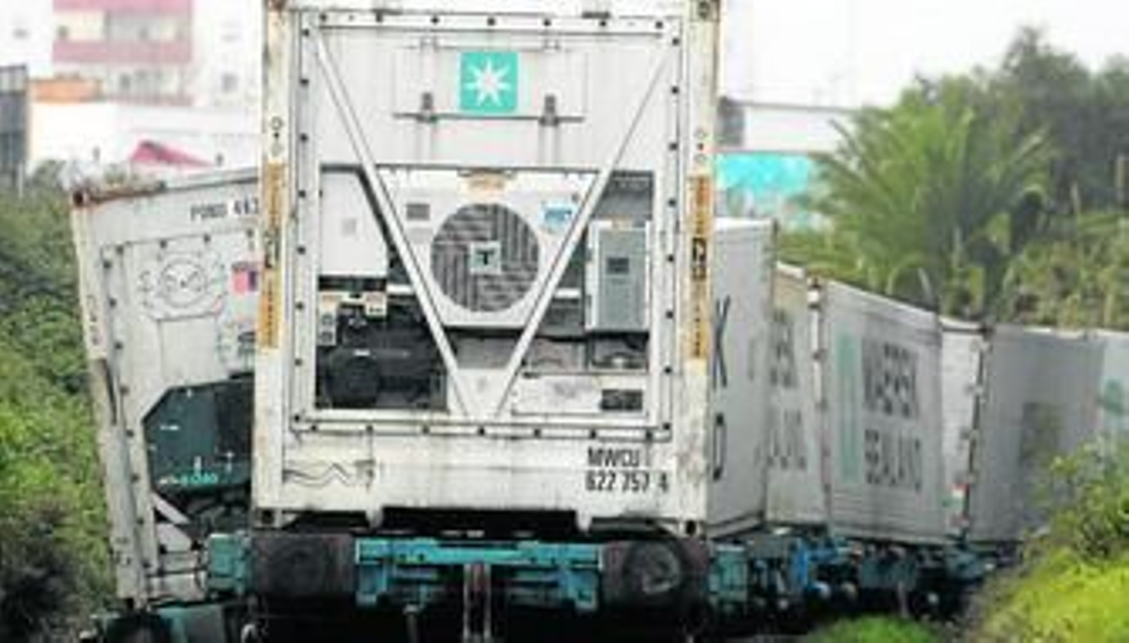 El convoy que ayer tuvo un accidente en Algeciras a la altura de la antigua fábrica de Garavilla. El convoy que ayer tuvo un accidente en Algeciras a la altura de la antigua fábrica de Garavilla.