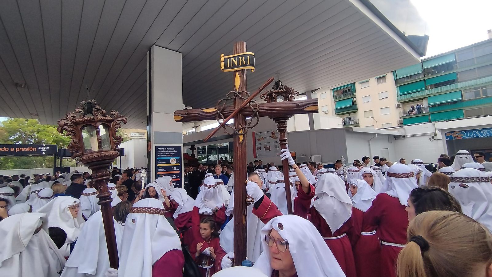 Ecce-Homo y Amor de Vélez-Málaga se refugian del aguacero en una gasolinera