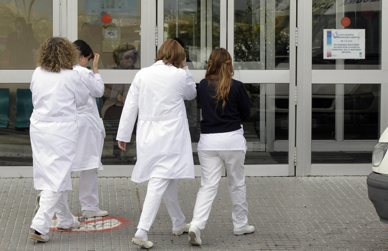 Un grupo de profesionales del área sanitaria acuden a su lugar de trabajo. Un grupo de profesionales del área sanitaria acuden a su lugar de trabajo.
