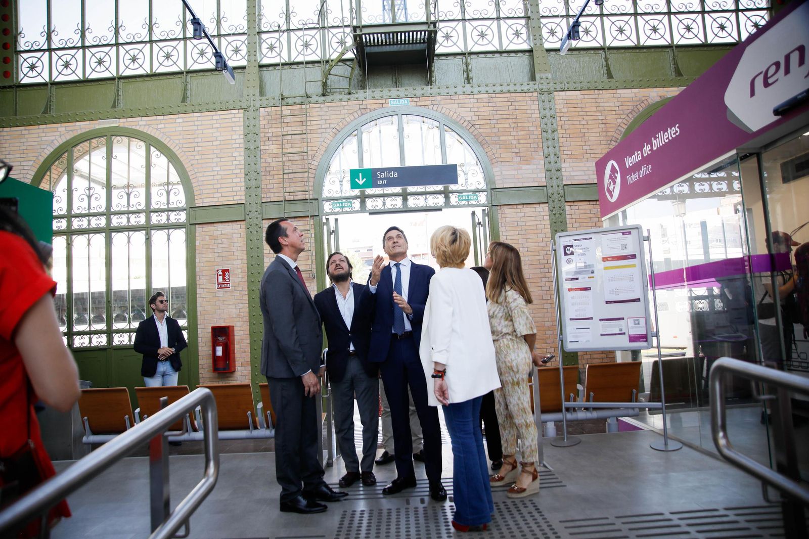 El delegado del Gobierno, Pedro Fernández, visita la estación histórica de Renfe en Almería, en imágenes