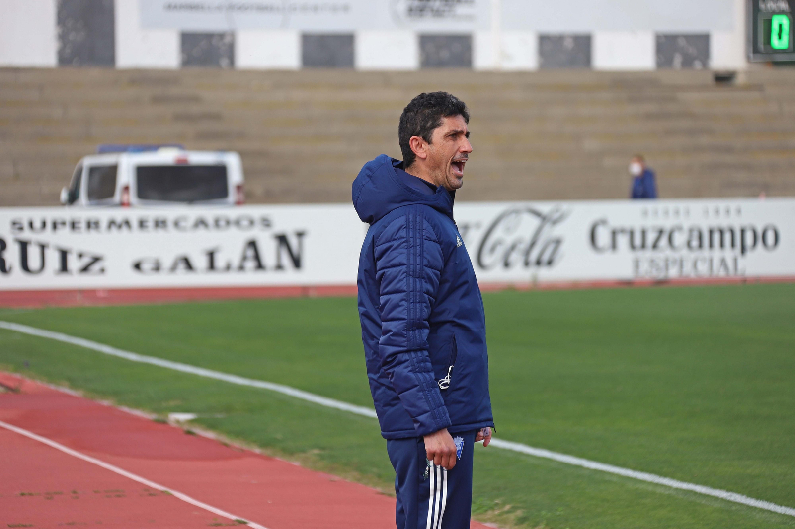 Juanma Pavón da instrucciones a sus jugadores