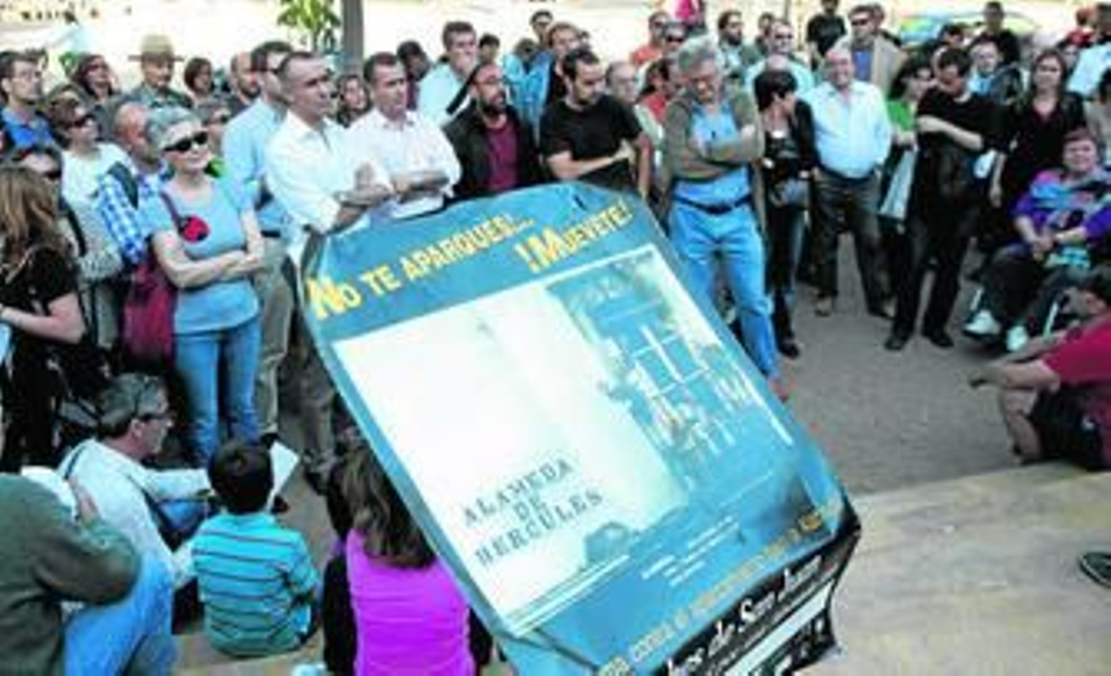 La reunión celebrada ayer ante el centro cívico las Sirenas, donde se aprobó la creación de una plataforma.