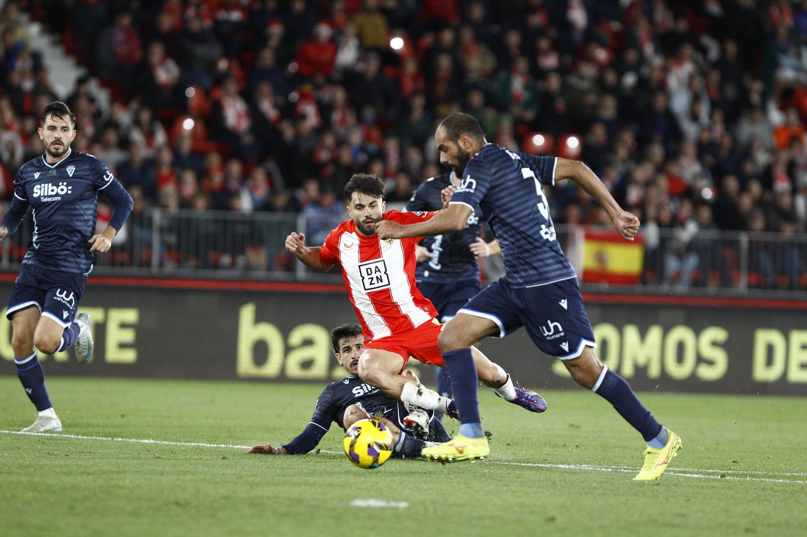 La U.D. Almería empata a uno contra el Cádiz y es campeón de invierno, en imágenes