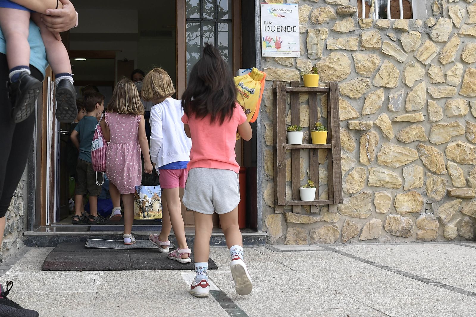 Primer día de clase, ayer en las escuelas municipales de Granada.