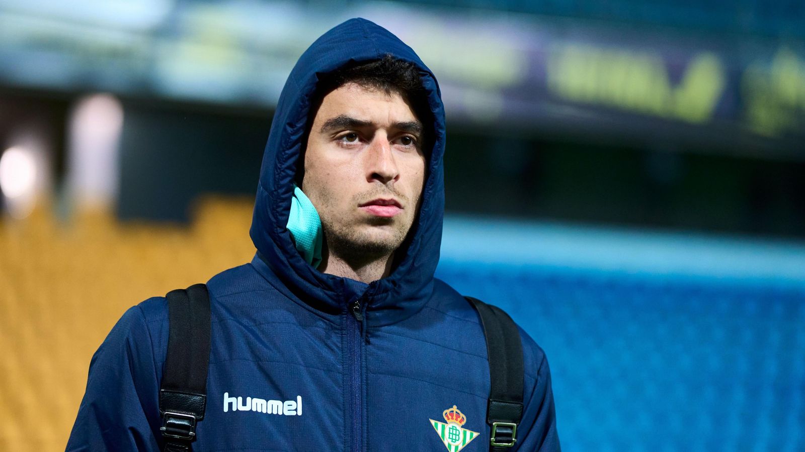 Marc Roca llega al estadio Nuevo Mirandilla.