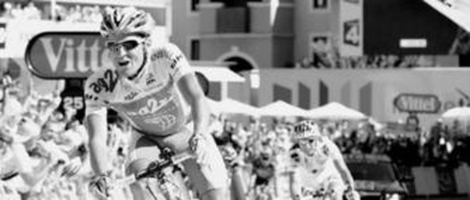 El ciclista del AG2R Dessel cruza la línea de meta de Jausiers.