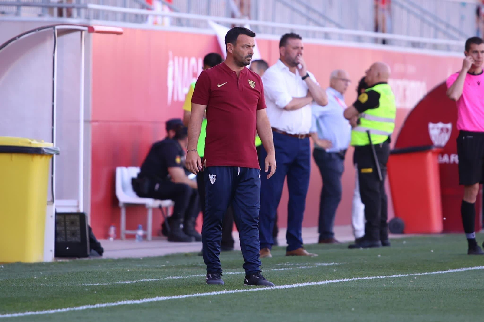Alejandro Acejo, durante el partido ante el Linares en la banda.