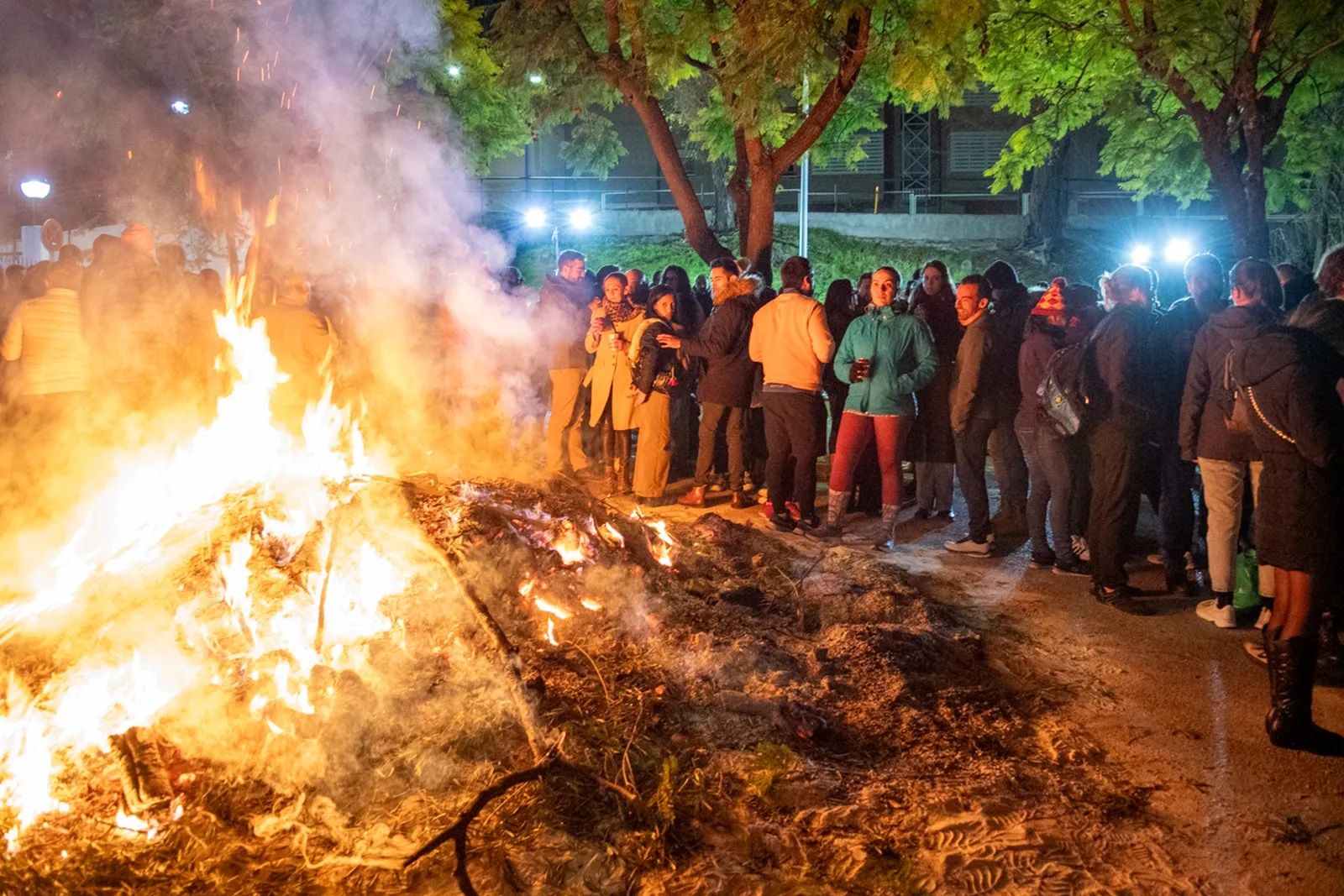 Las lumbres de San Antón son un espacio para crear comunidad entre vecinos y amigos al calor del fuego.