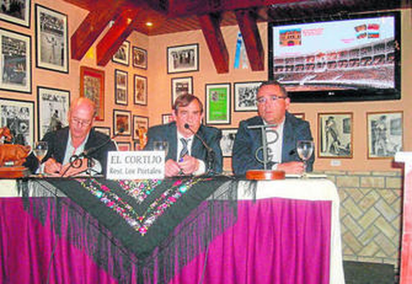 Enrique Bartolomé y Sebastián Rodríguez López, en la mesa del coloquio del Museo Galloso, con Orgambides.