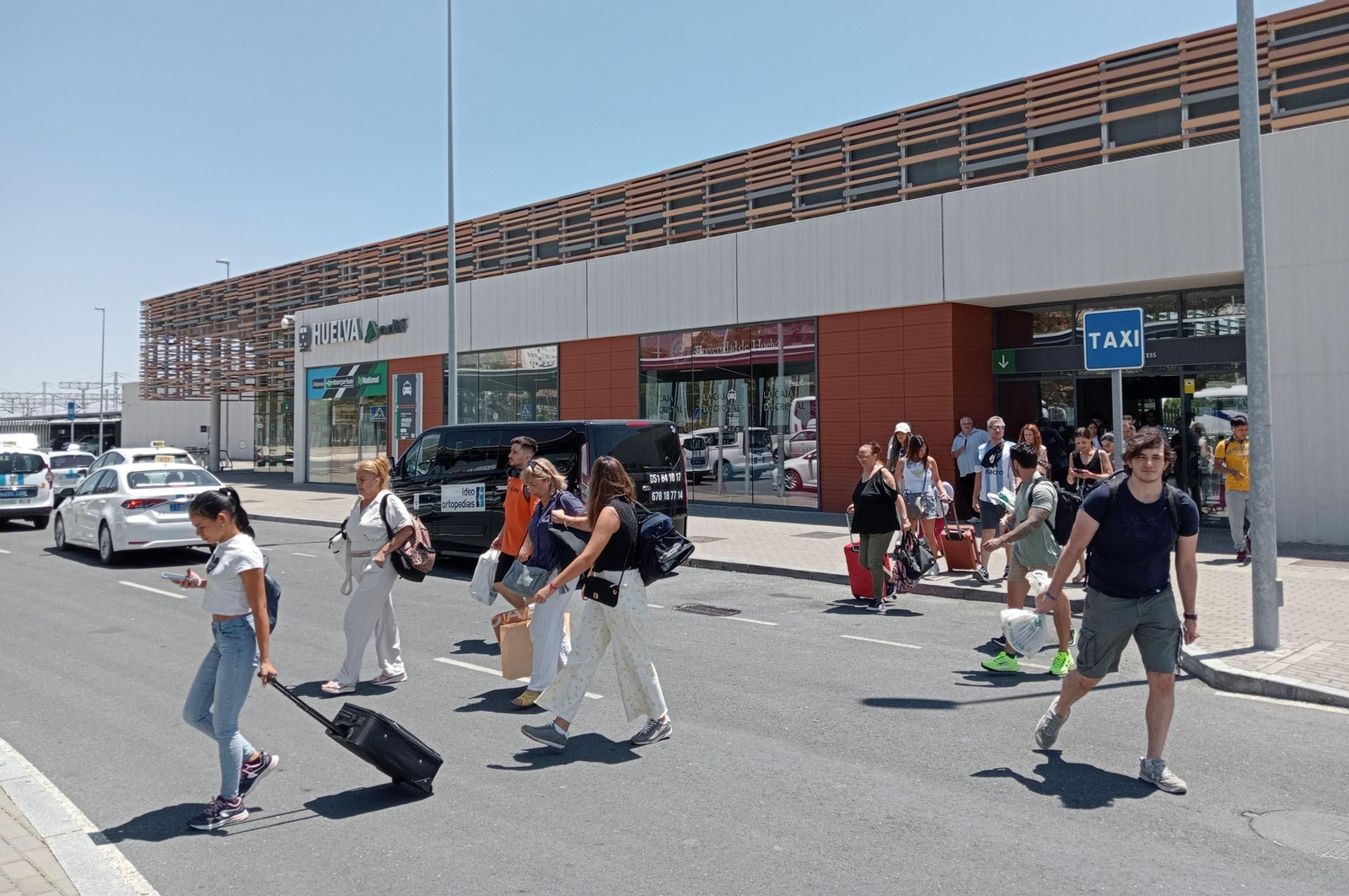 Pasajeros salen de las estación de trenes de Huelva.