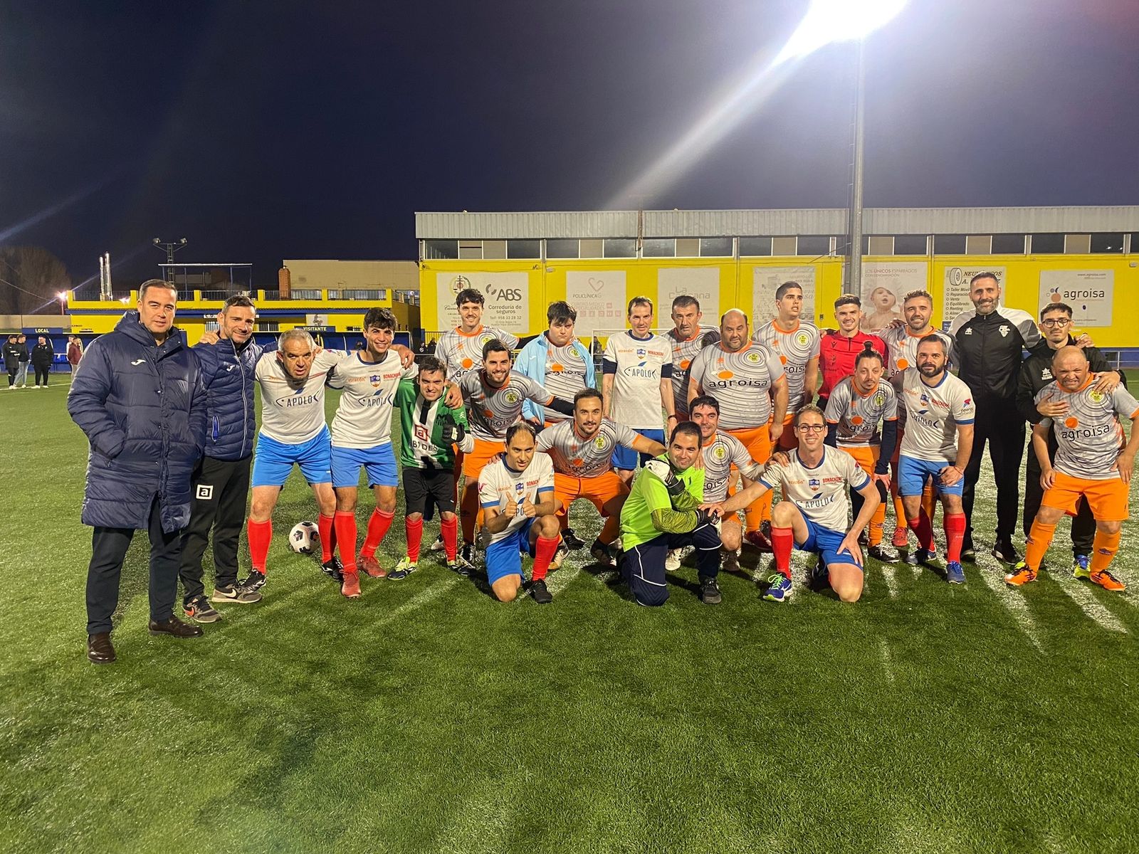 Ambos equipos posaron en el Estadio Miguel Moranto.