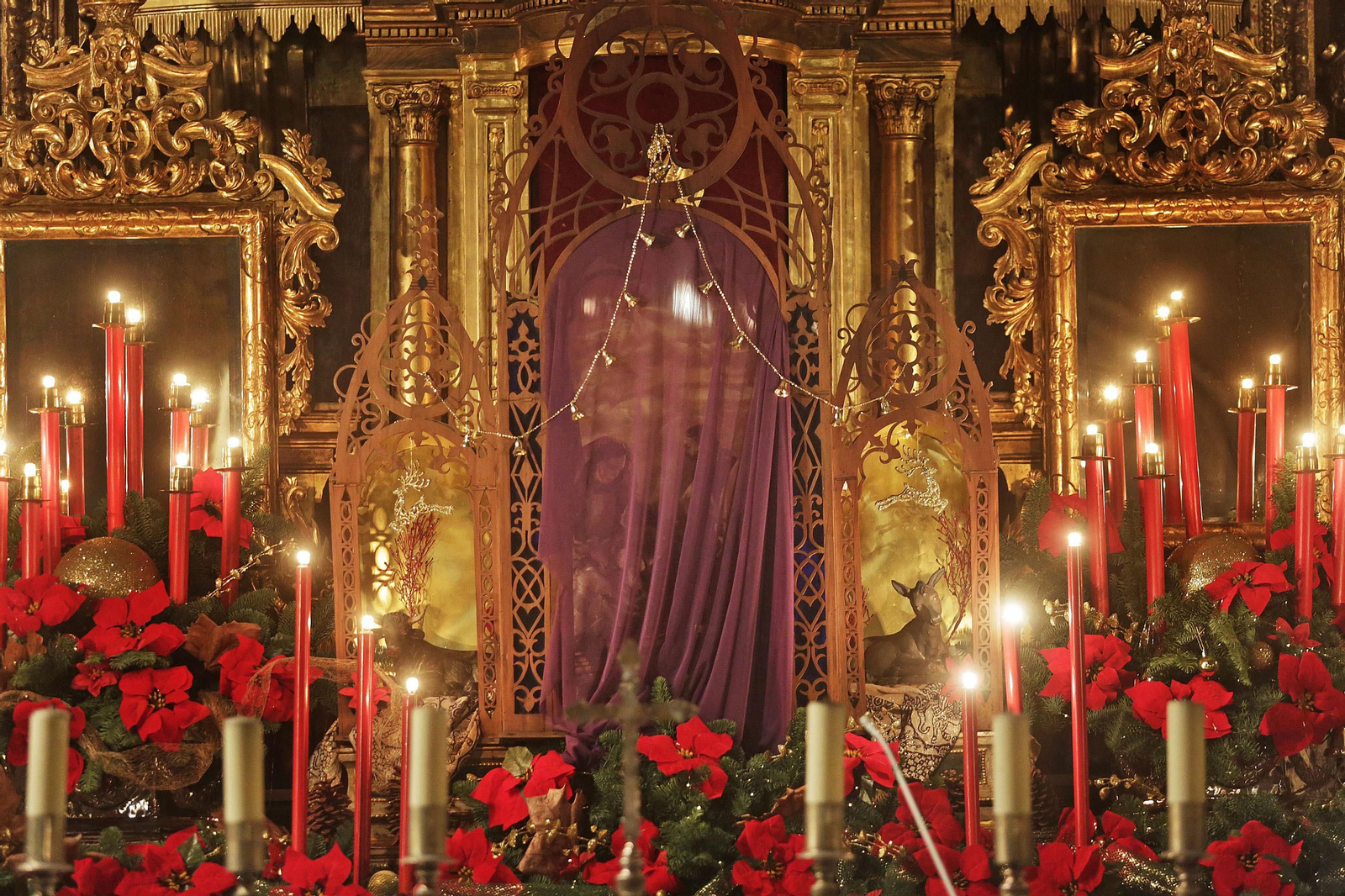 El misterio del nacimiento del Niño Jesús, velado en el altar mayor de San Juan de Dios.