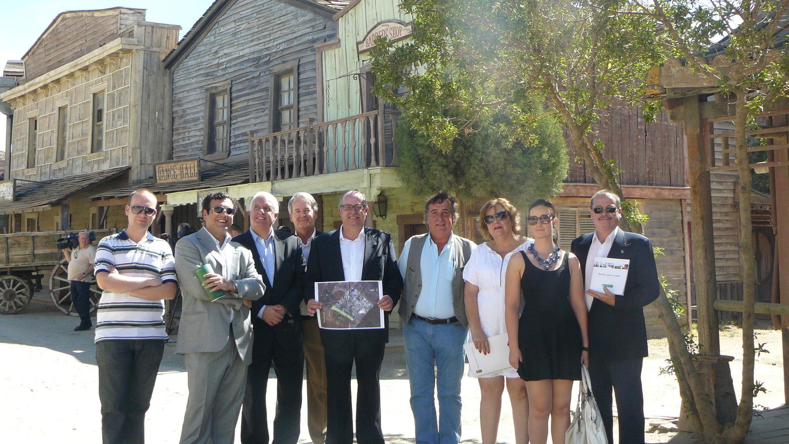 Visita de empresarios a los terrenos que fueron ofrecidos a la corporación Las Vegas Sands de Sheldon Adelson.