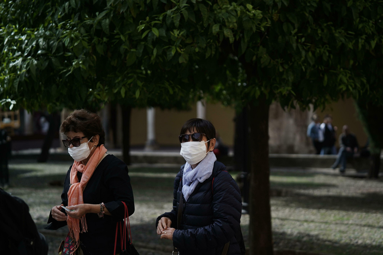 Turistas en el Patio de los Naranjos de la Mezquita de Córdoba.