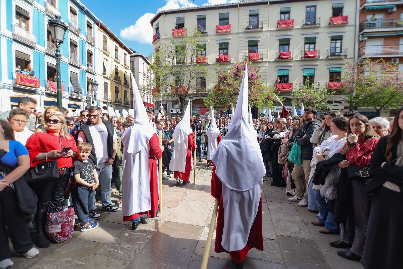 Así vivió Granada la salida de la Hermandad de los Estudiantes 2025