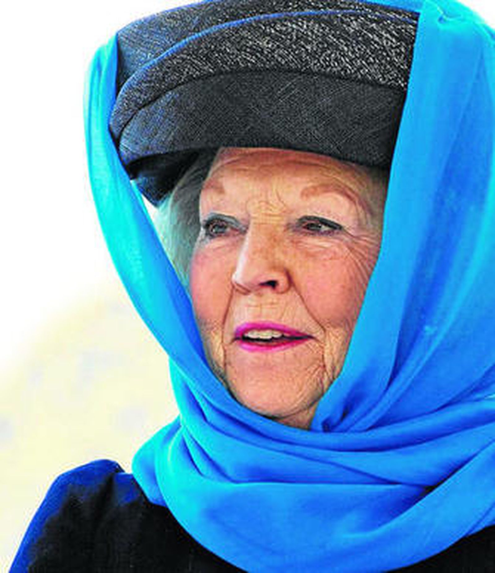 Beatriz (arriba, segunda por la dcha.), con su madre (abajo, primera por la derecha) y los Reyes de España en los 80.