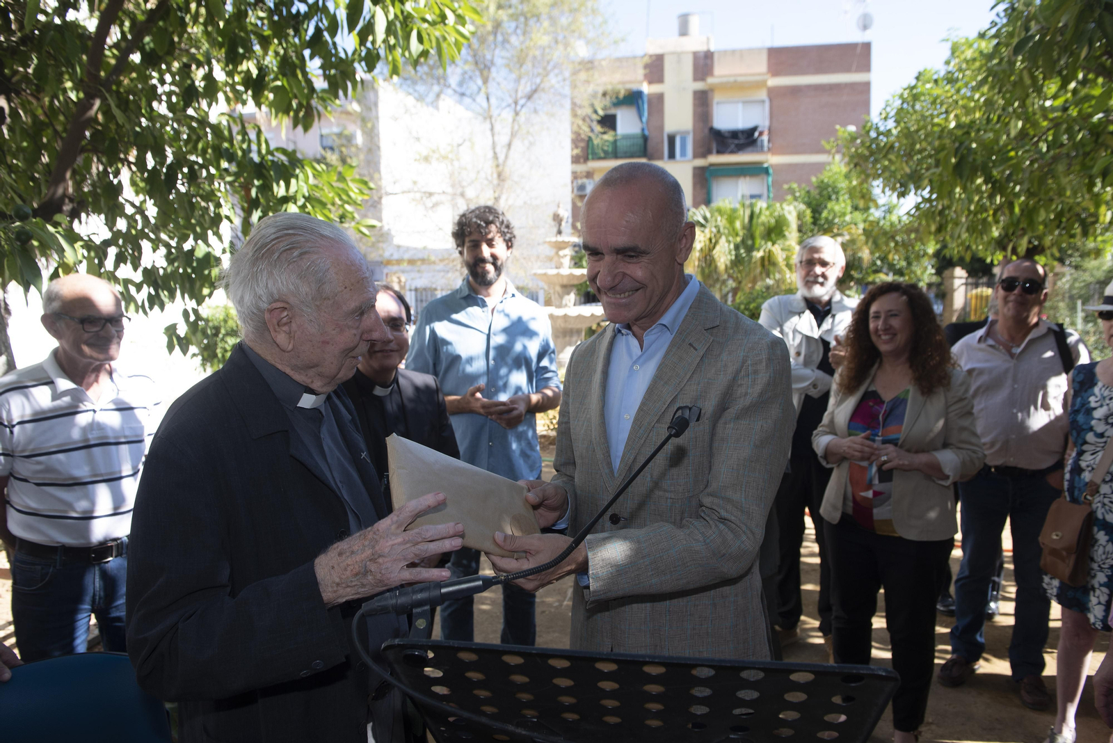 Las imágenes de la inauguración de los jardines del párroco D. Pedro Ybarra