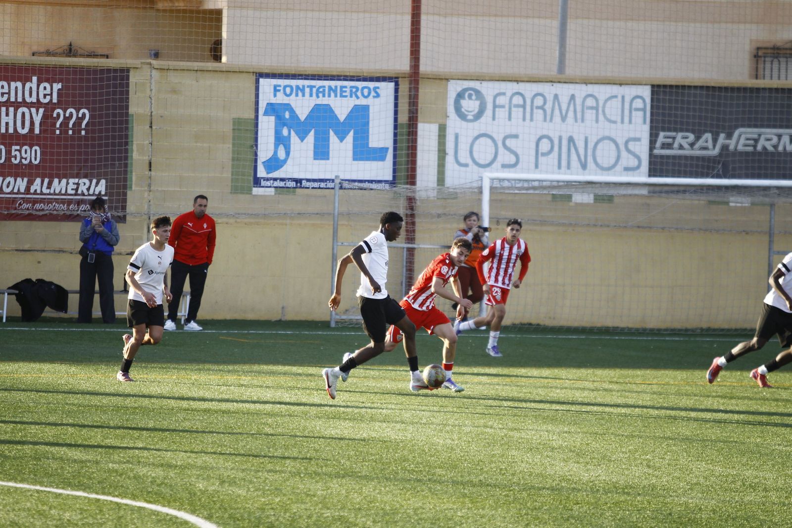 Ebrahima conduce el balón ante la presión rival durante uno de los derbis almerienses de esta temporada.