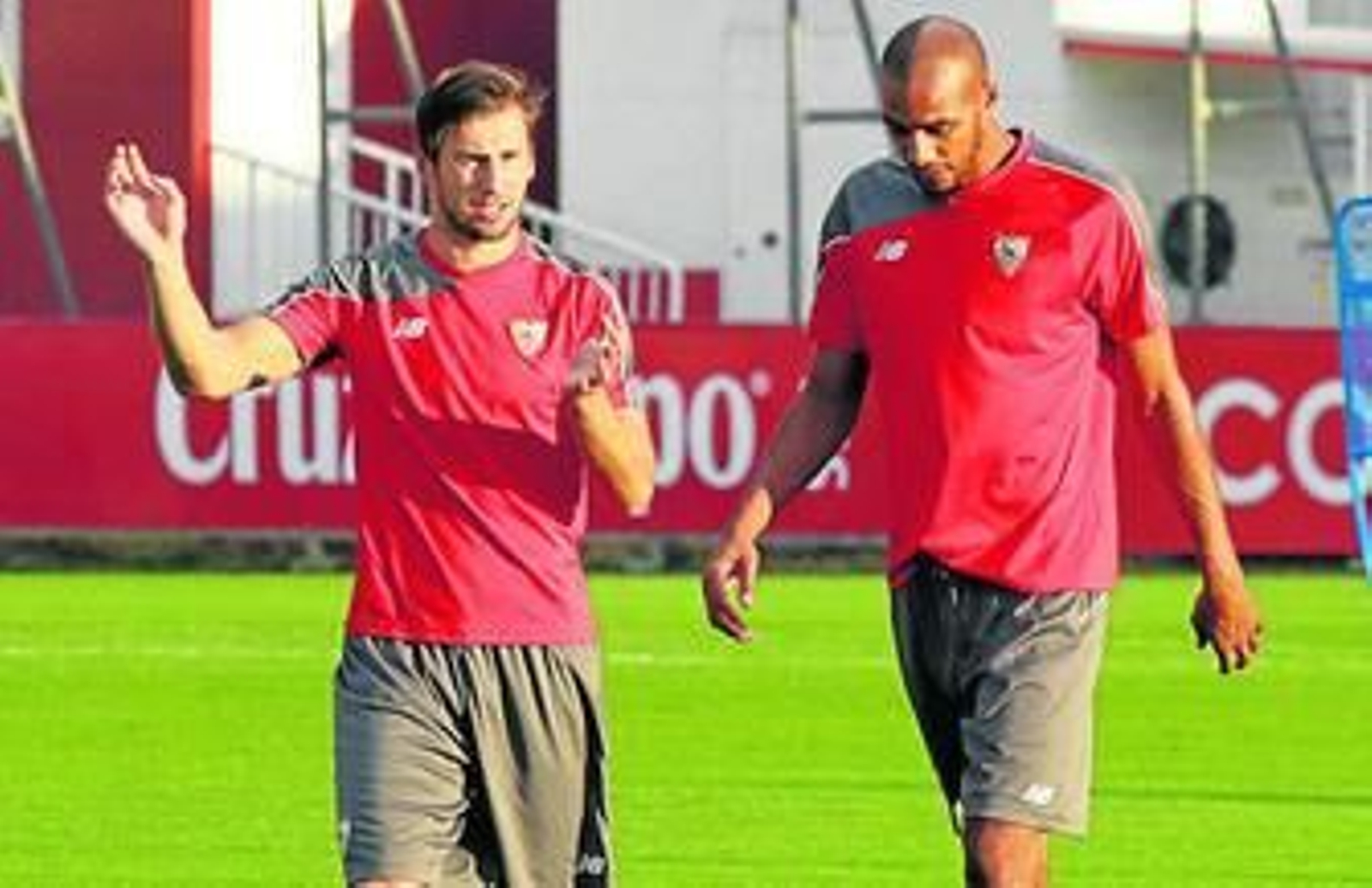 Krychowiak gestualiza ante N'Zonzi en la sesión de ayer.