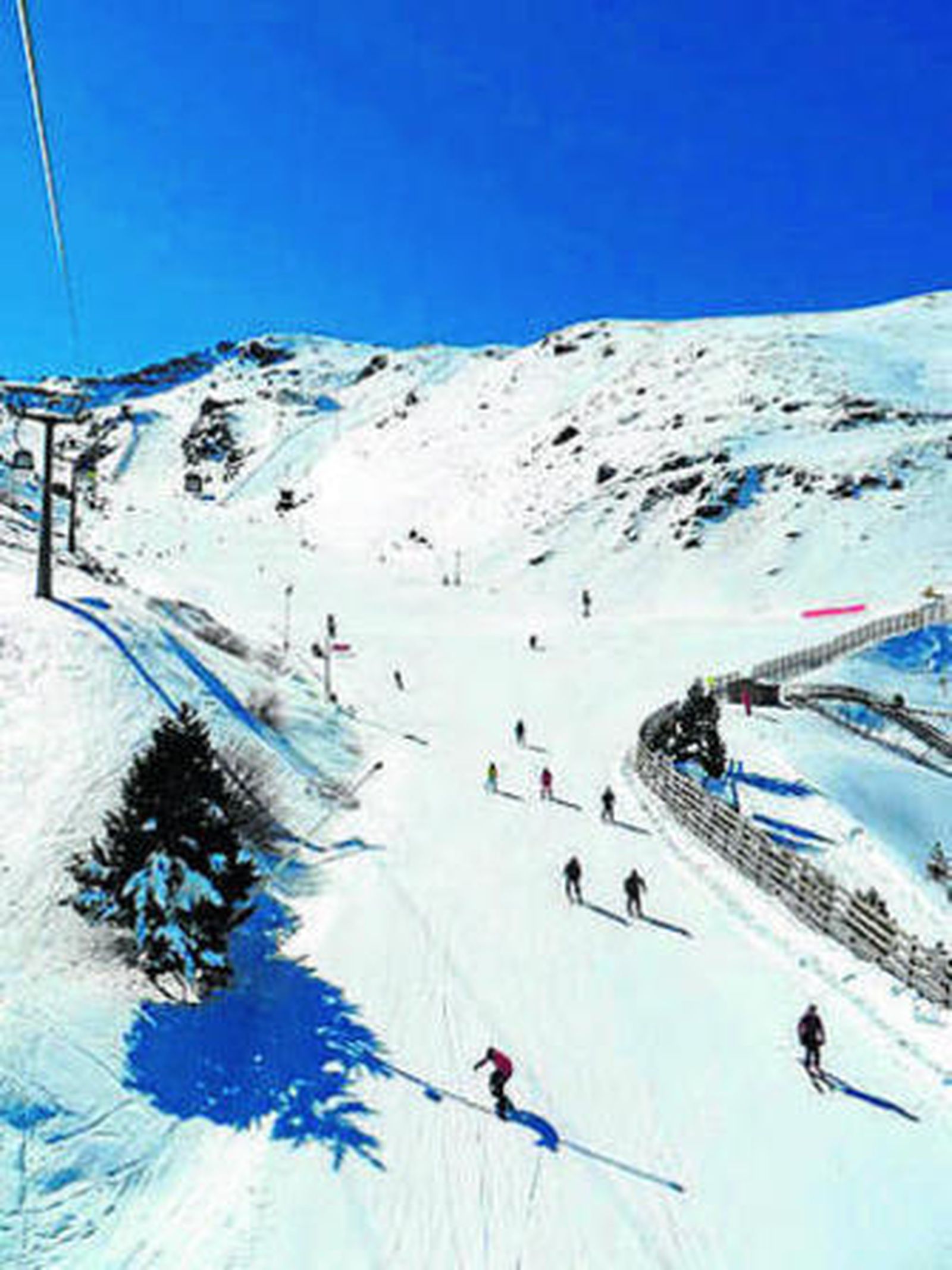 Esquiadores en la Loma de Dílar.