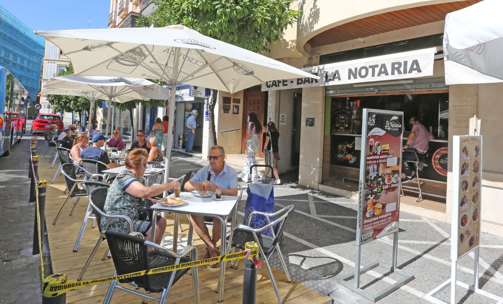 Terraza de madera instalada en un bar de la Alameda Cristina.