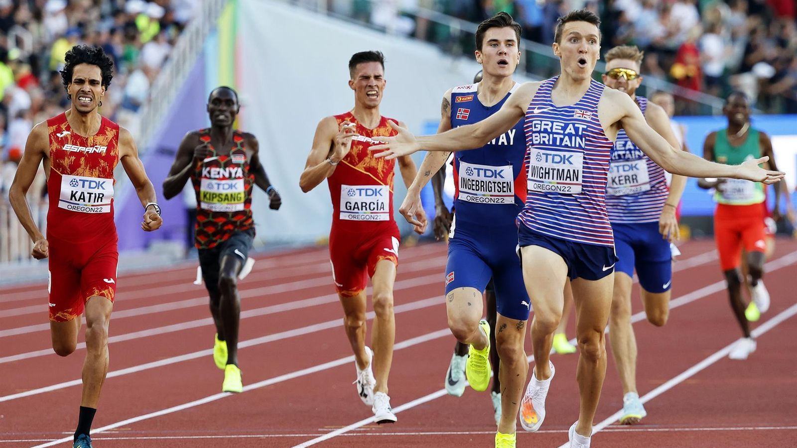 El británico Wightman sorprende a Ingebritsen para ser campeón del mundo con Katir a su derecha.