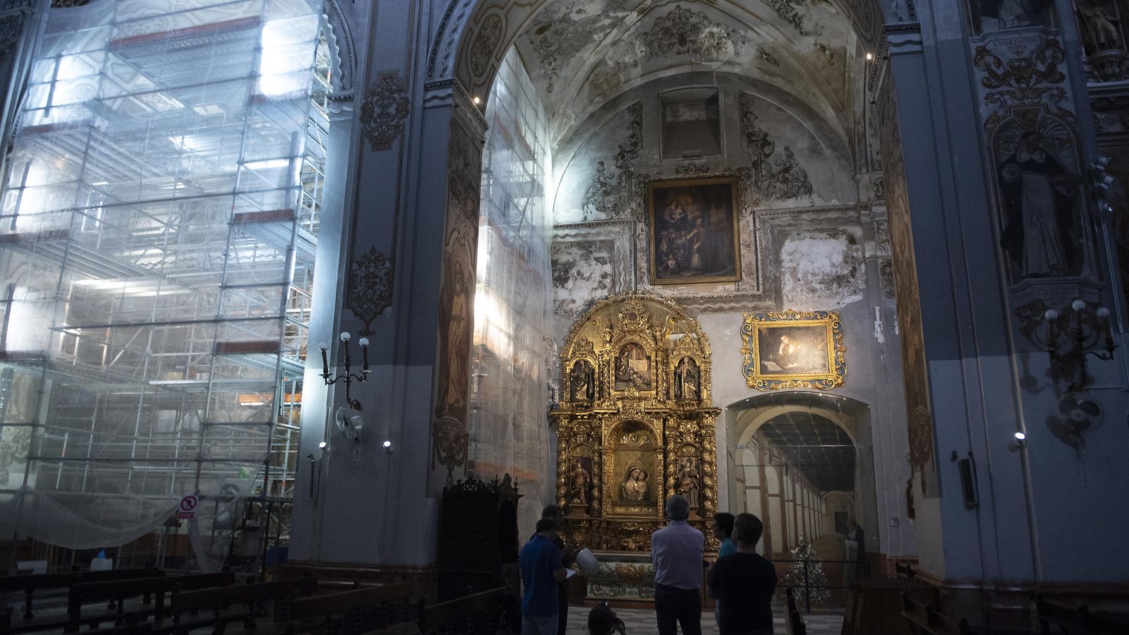 Parte de la nave del Evangelio con los andamios.