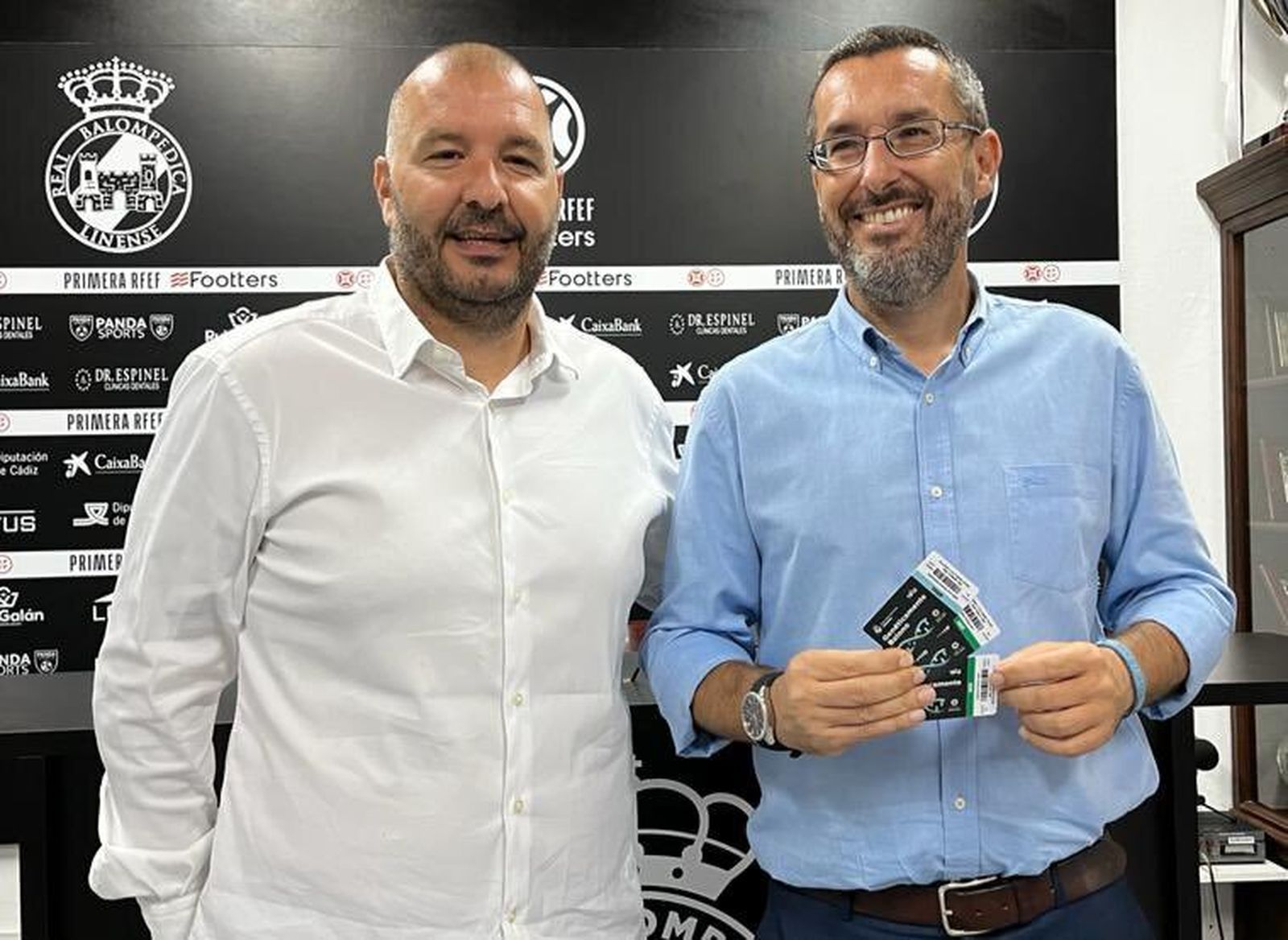 Pandalone y Franco, con los abonos para él y su familia.